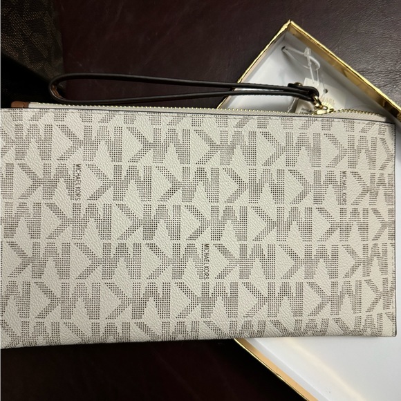 Michael Kors wristlet - Picture 2 of 3